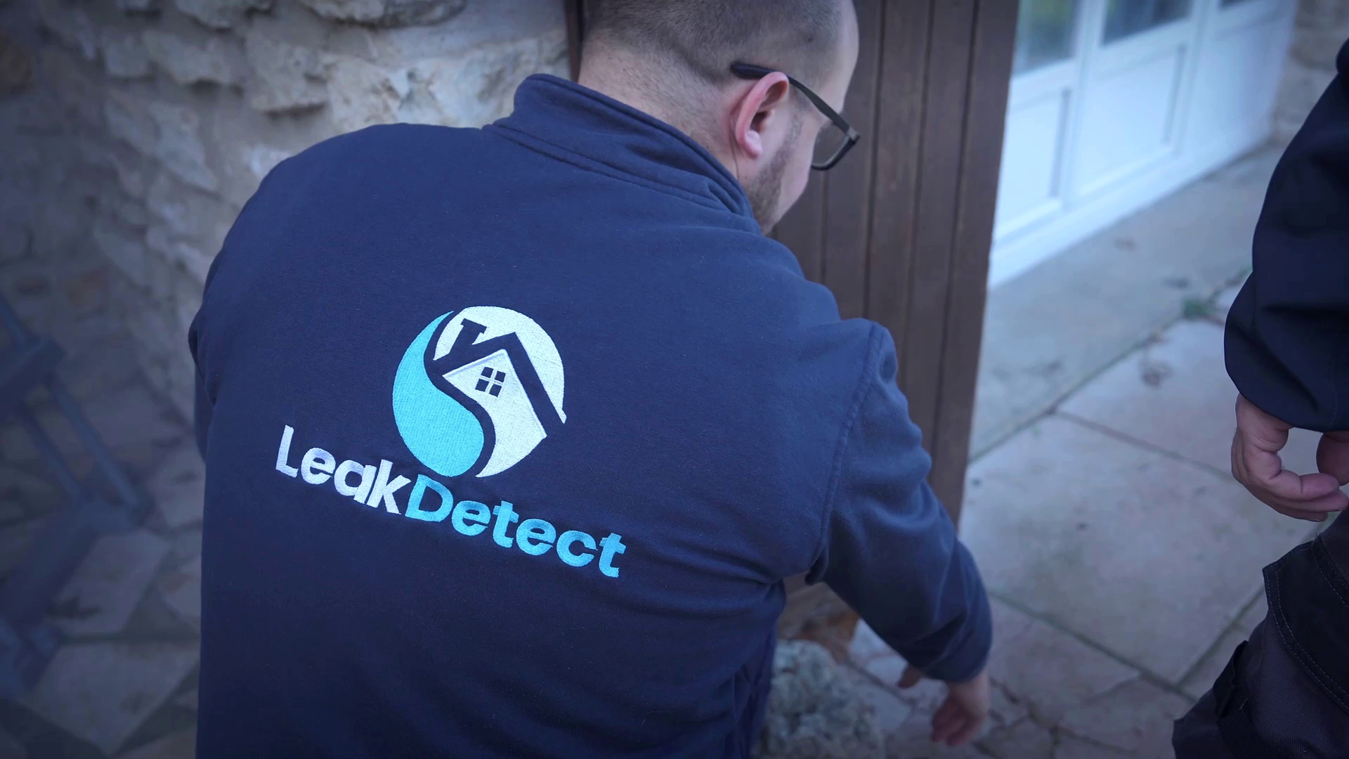 Technicien LeakDetect en inspection sur un bâtiment
